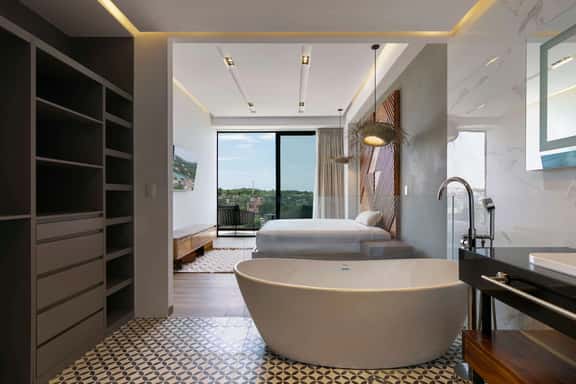 1B | Cozy 2BR | Rooftop Pool & Gym | Family Friendly - Image 1
